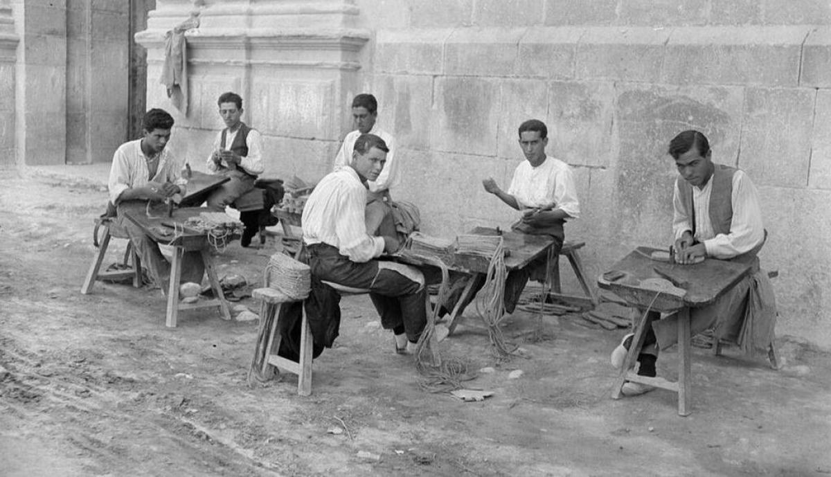 Triunfo de alpargateros, zapateros y guarnecedoras de Elche en 1919